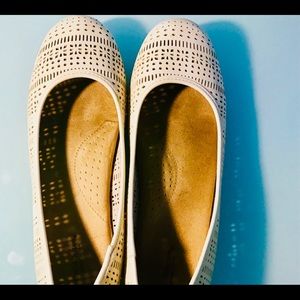 MEMORY FOAM! Beige Shoes